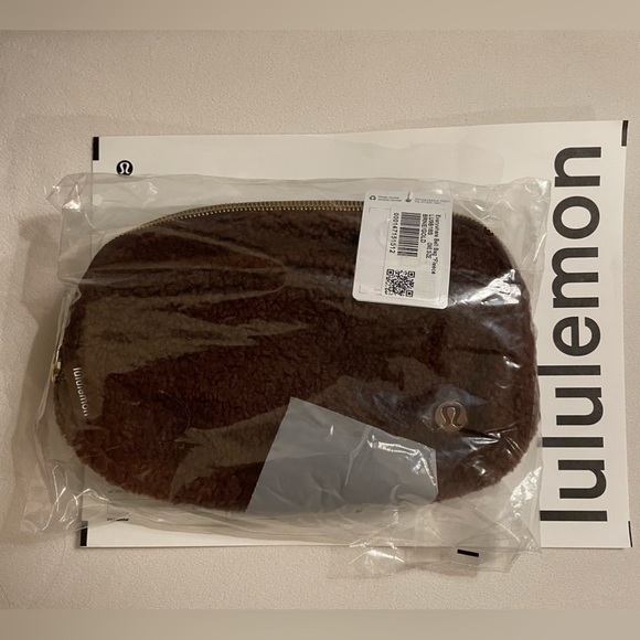 NWT Lululemon Fleece Everywhere Belt Bag 1L Brown With Gold Hardware - Picture 2 of 12